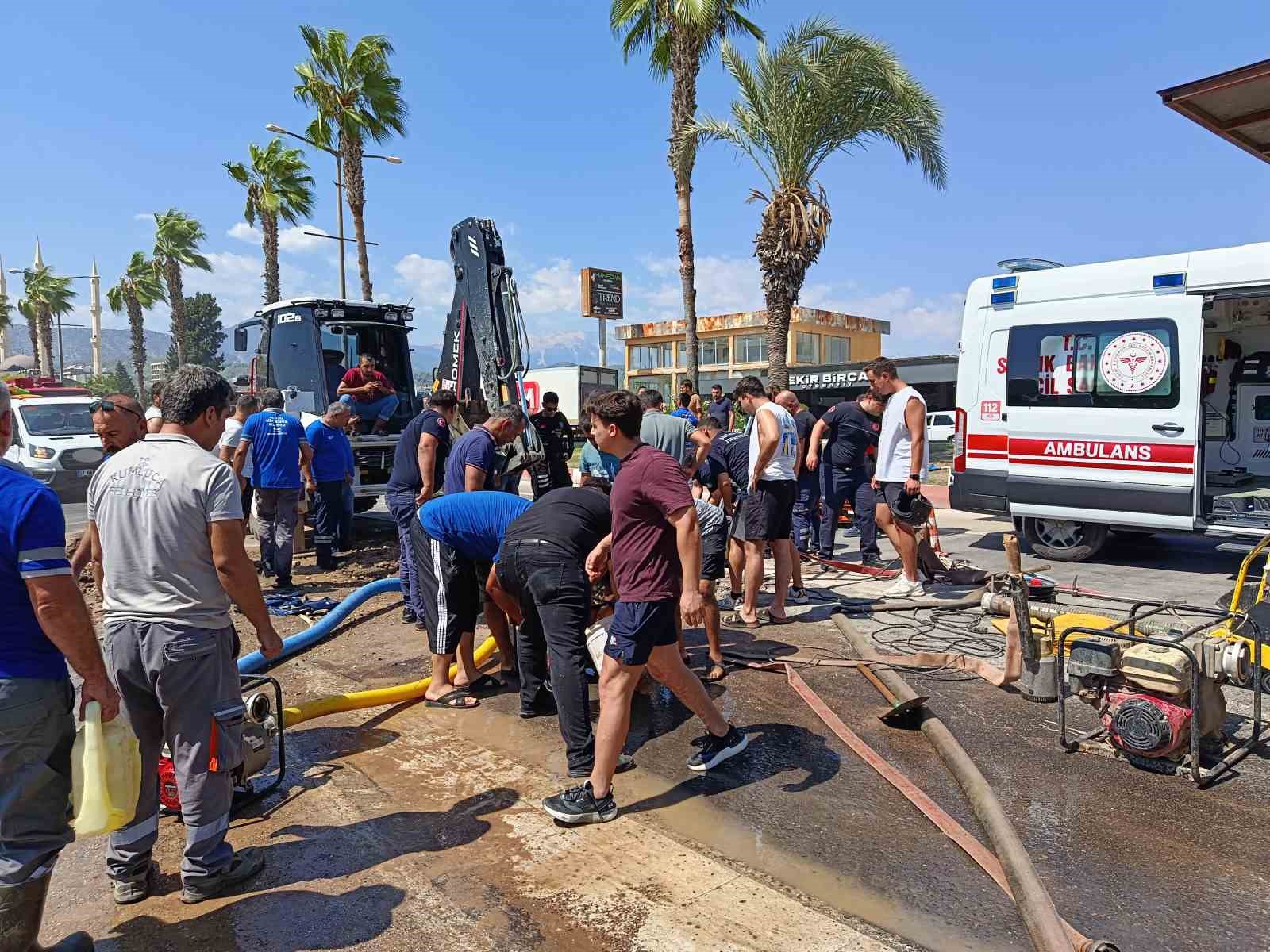 Göçükte mahsur kalan işçi için zamanla yarış