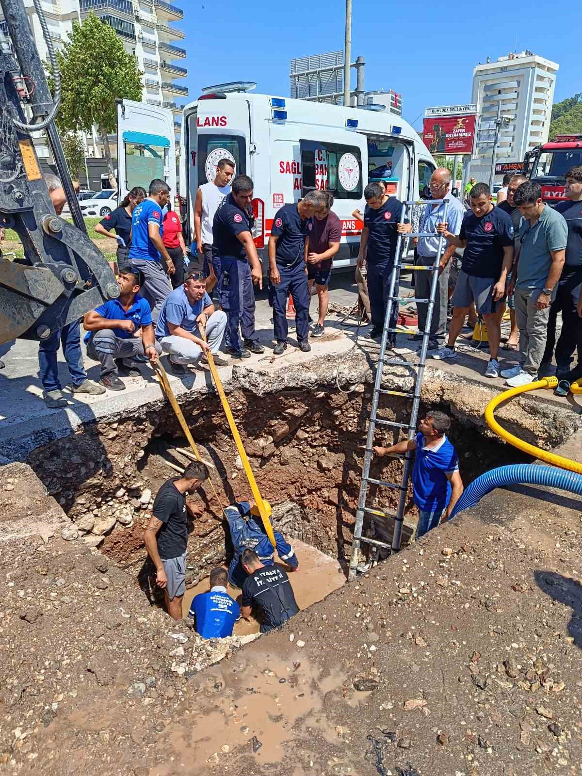 Göçükte mahsur kalan işçi için zamanla yarış