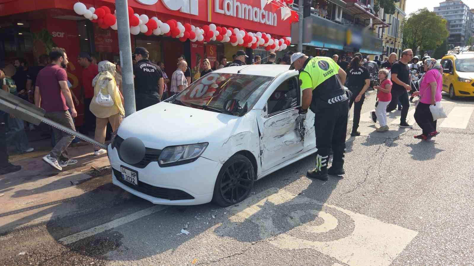Kamyonun çarptığı otomobil direk ile kamyon arasında sıkıştı: 1 yaralı