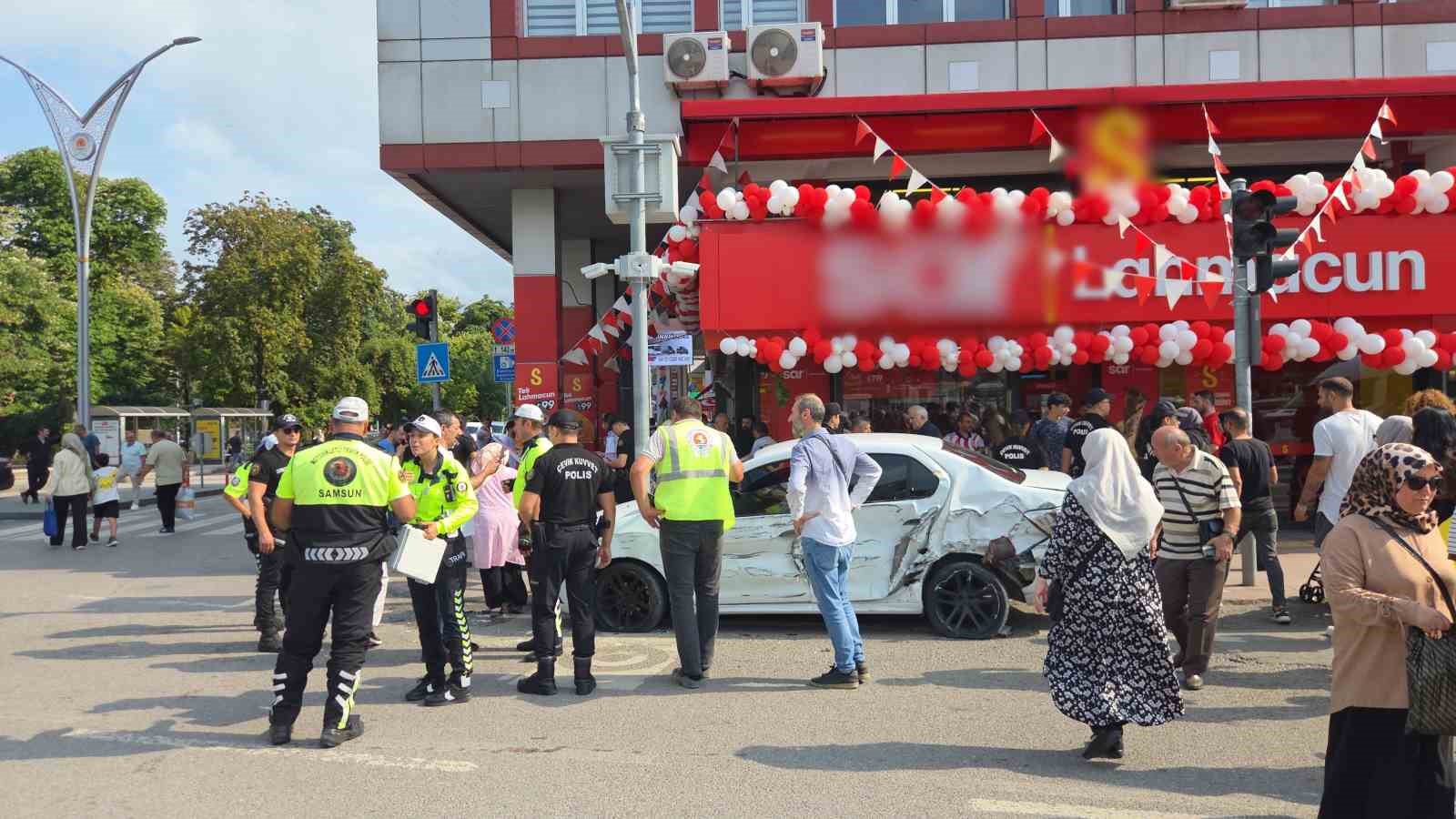 Kamyonun çarptığı otomobil direk ile kamyon arasında sıkıştı: 1 yaralı