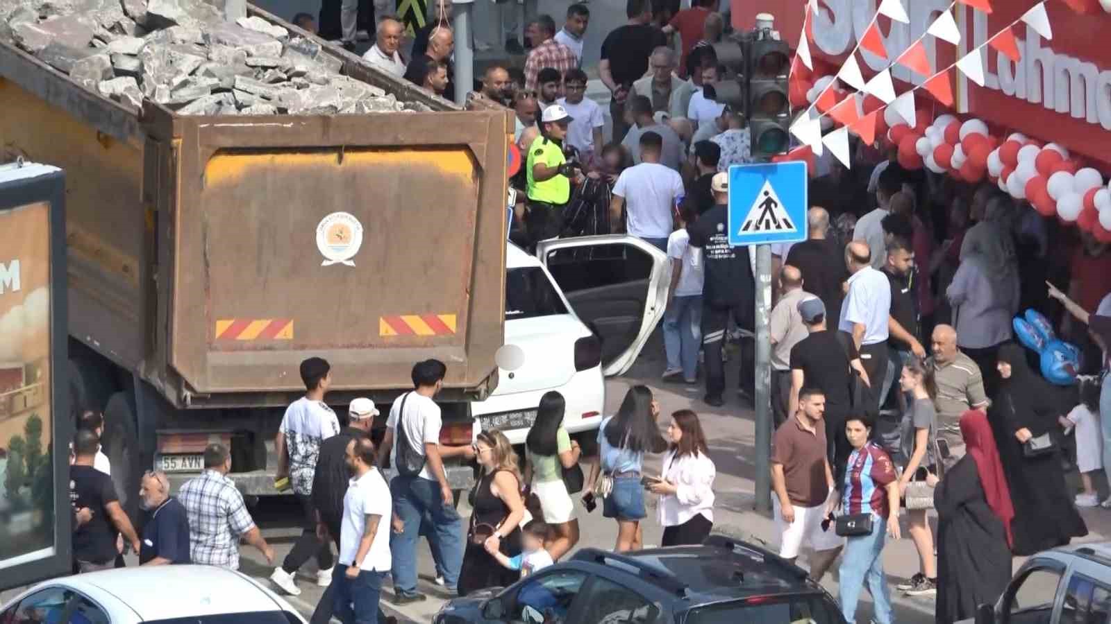 Kamyonun çarptığı otomobil direk ile kamyon arasında sıkıştı: 1 yaralı
