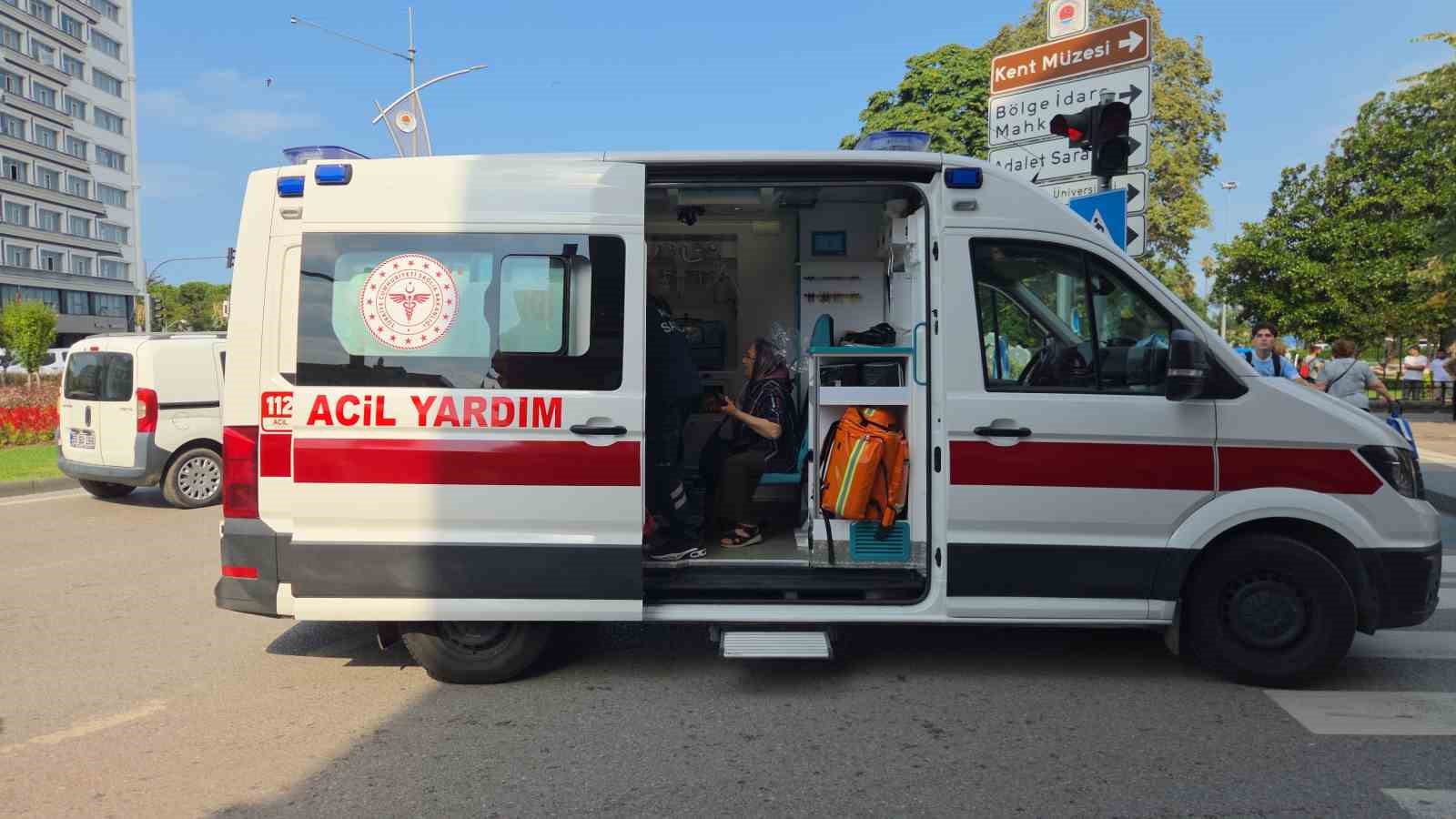 Kamyonun çarptığı otomobil direk ile kamyon arasında sıkıştı: 1 yaralı