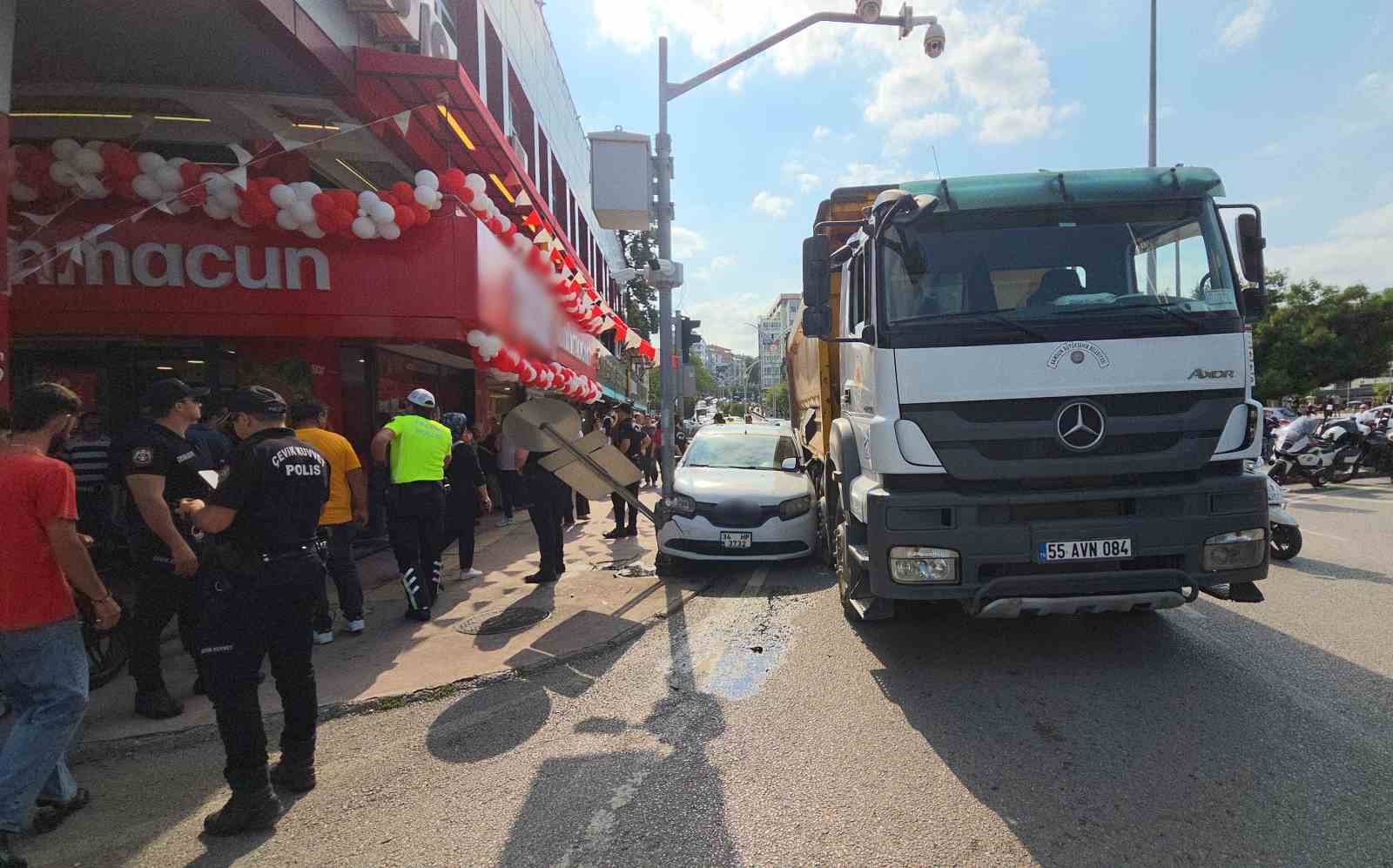 Kamyonun çarptığı otomobil direk ile kamyon arasında sıkıştı: 1 yaralı