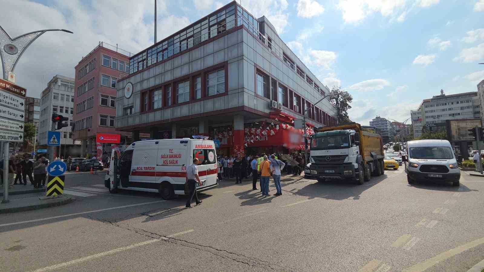 Kamyonun çarptığı otomobil direk ile kamyon arasında sıkıştı: 1 yaralı