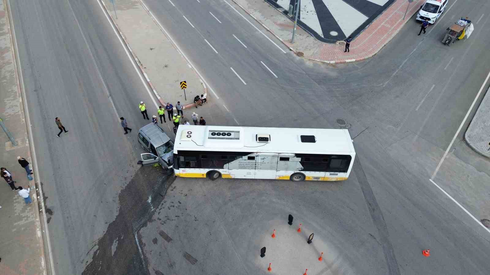 Karaman’da halk otobüsü ile ticari araç kafa kafaya çarpıştı: 5 yaralı