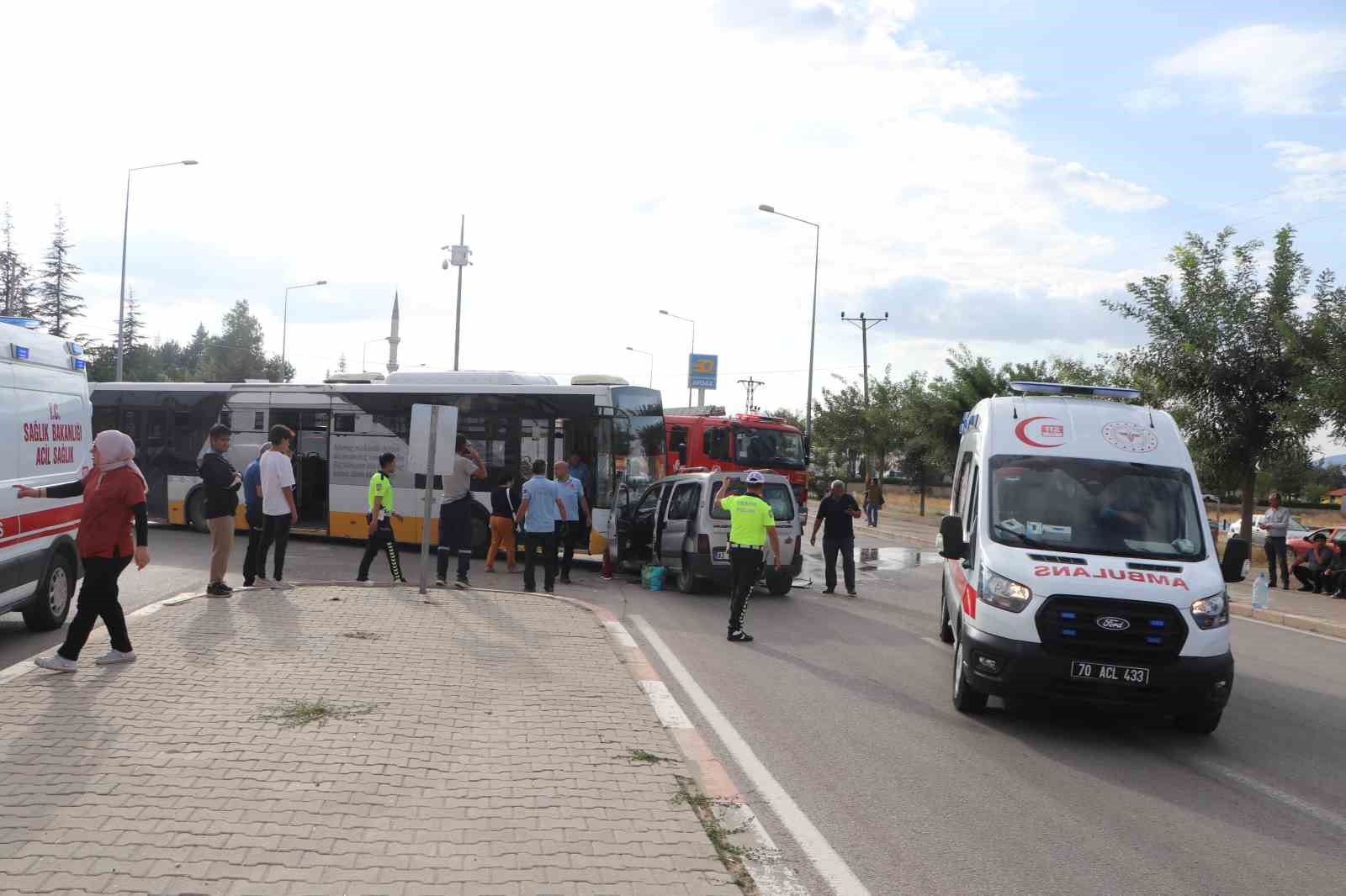 Karaman’da halk otobüsü ile ticari araç kafa kafaya çarpıştı: 5 yaralı