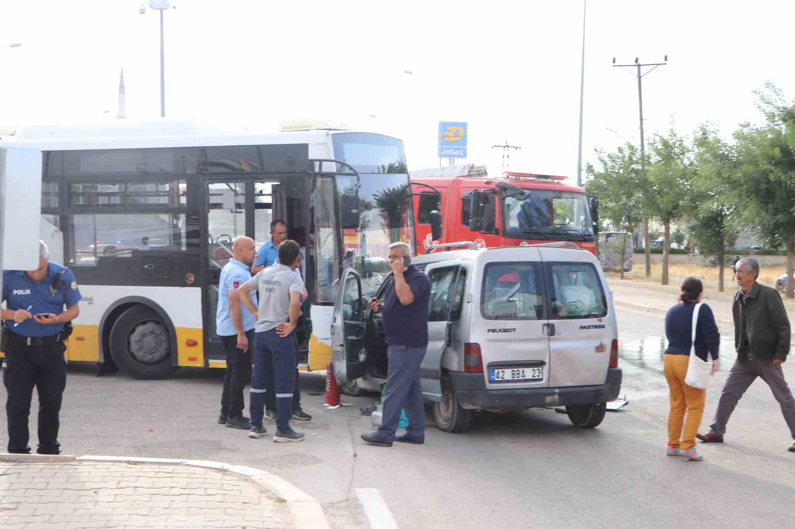 Karaman’da halk otobüsü ile ticari araç kafa kafaya çarpıştı: 5 yaralı