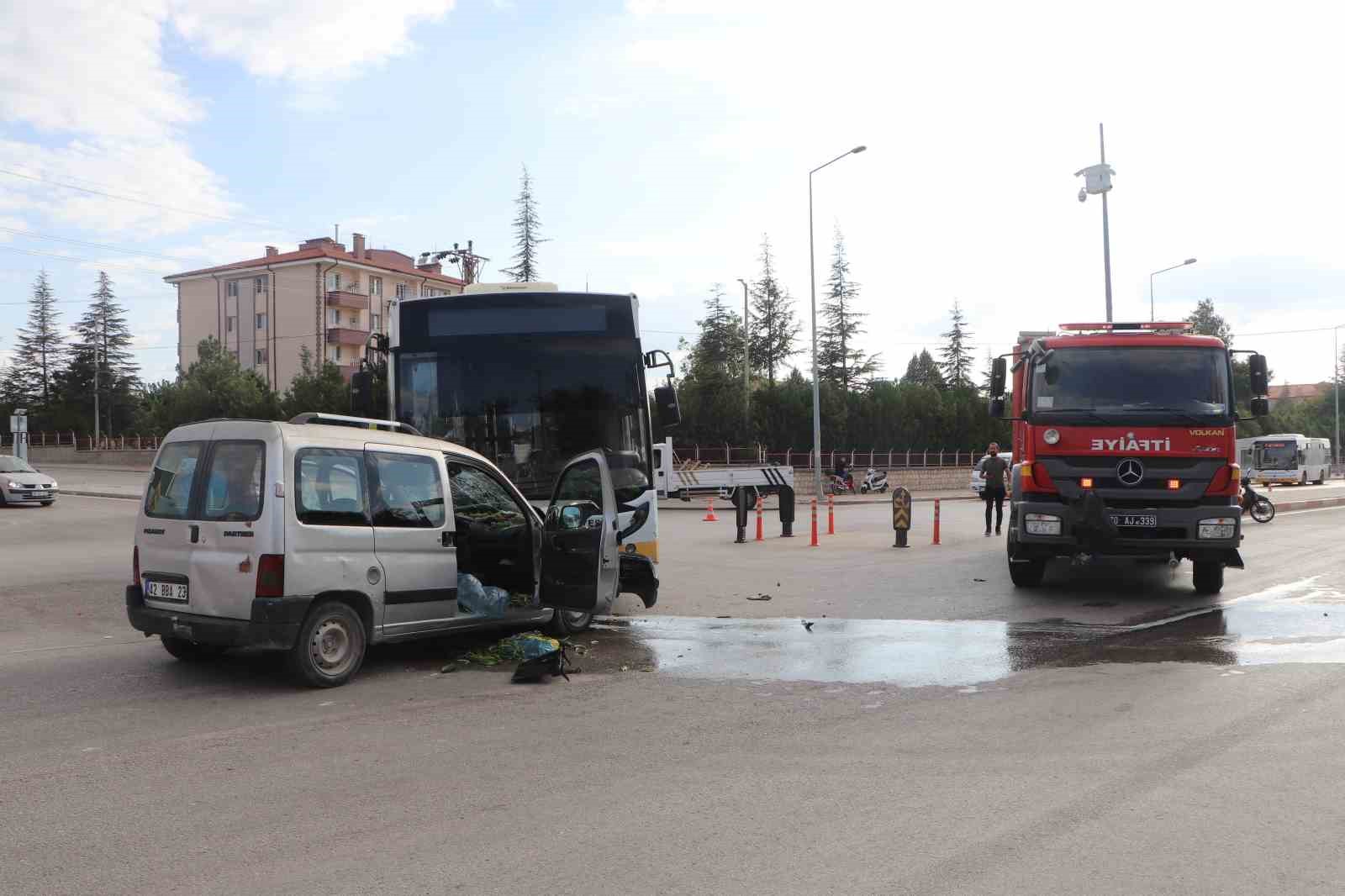 Karaman’da halk otobüsü ile ticari araç kafa kafaya çarpıştı: 5 yaralı