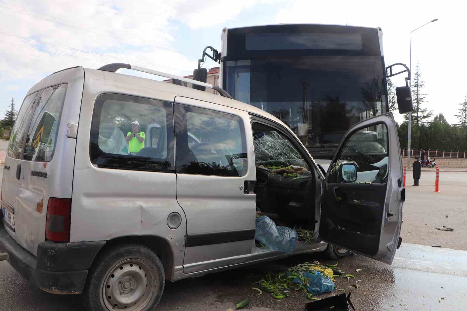 Karaman’da halk otobüsü ile ticari araç kafa kafaya çarpıştı: 5 yaralı