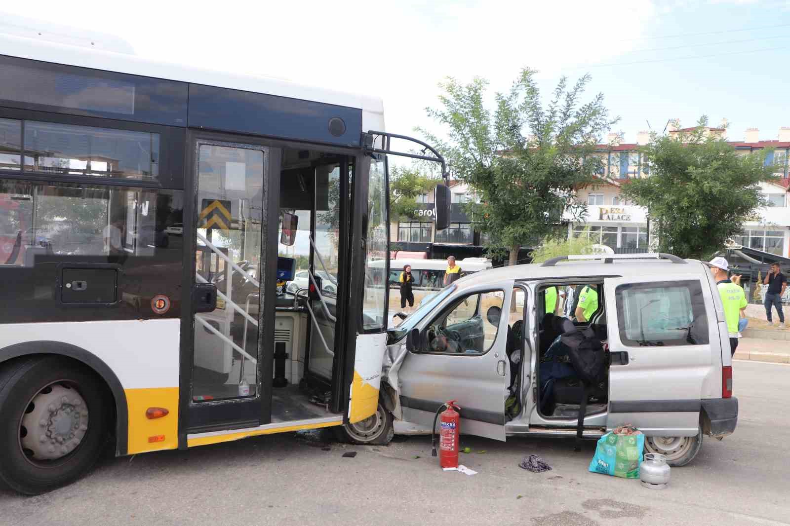 Karaman’da halk otobüsü ile ticari araç kafa kafaya çarpıştı: 5 yaralı