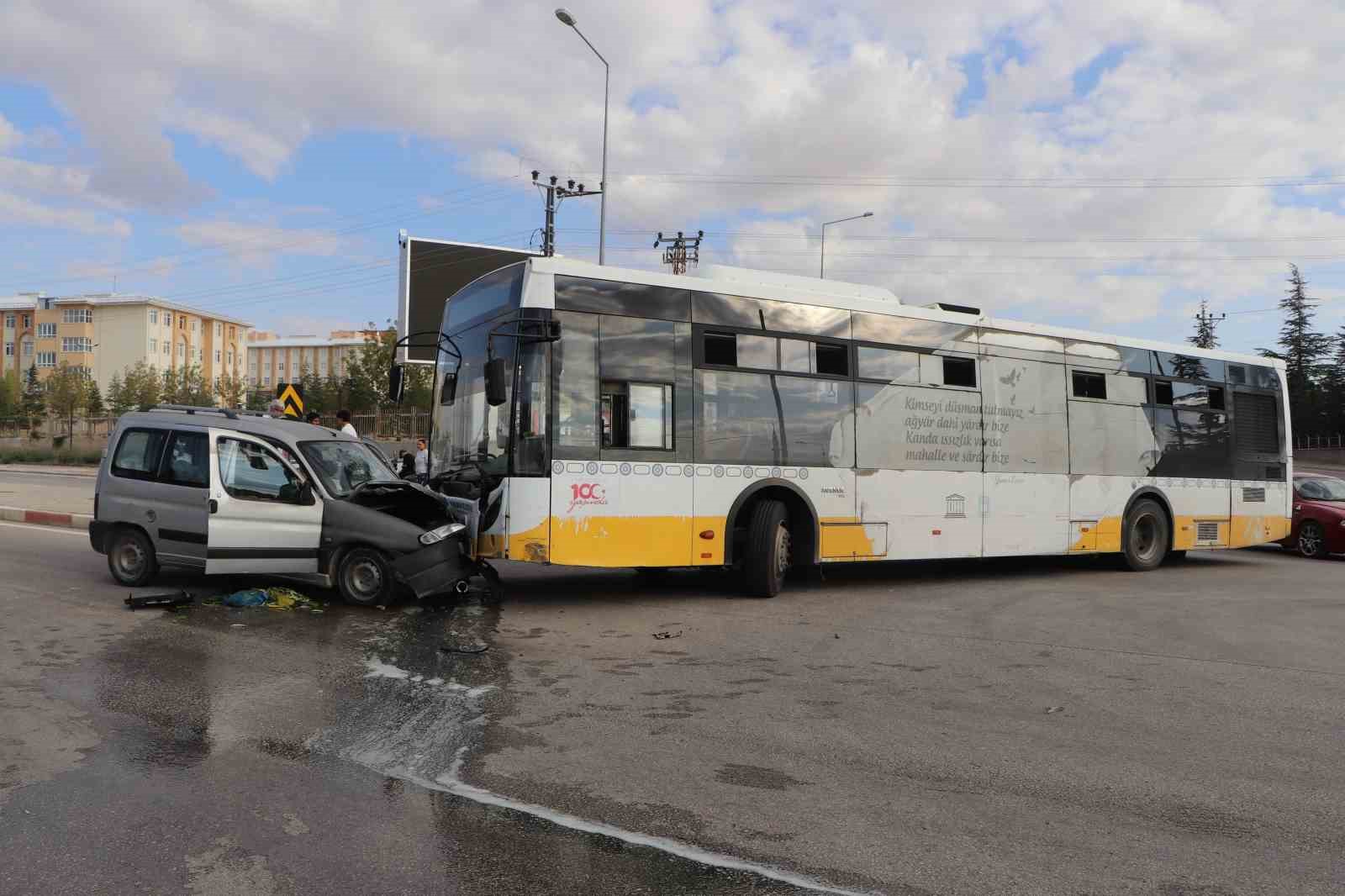 Karaman’da halk otobüsü ile ticari araç kafa kafaya çarpıştı: 5 yaralı