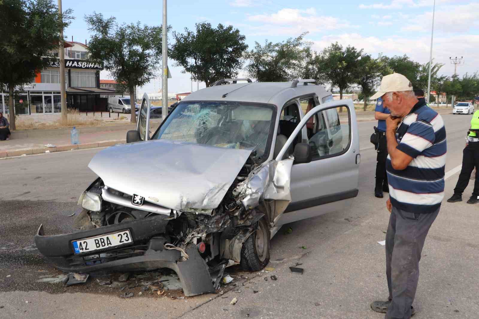 Karaman’da halk otobüsü ile ticari araç kafa kafaya çarpıştı: 5 yaralı