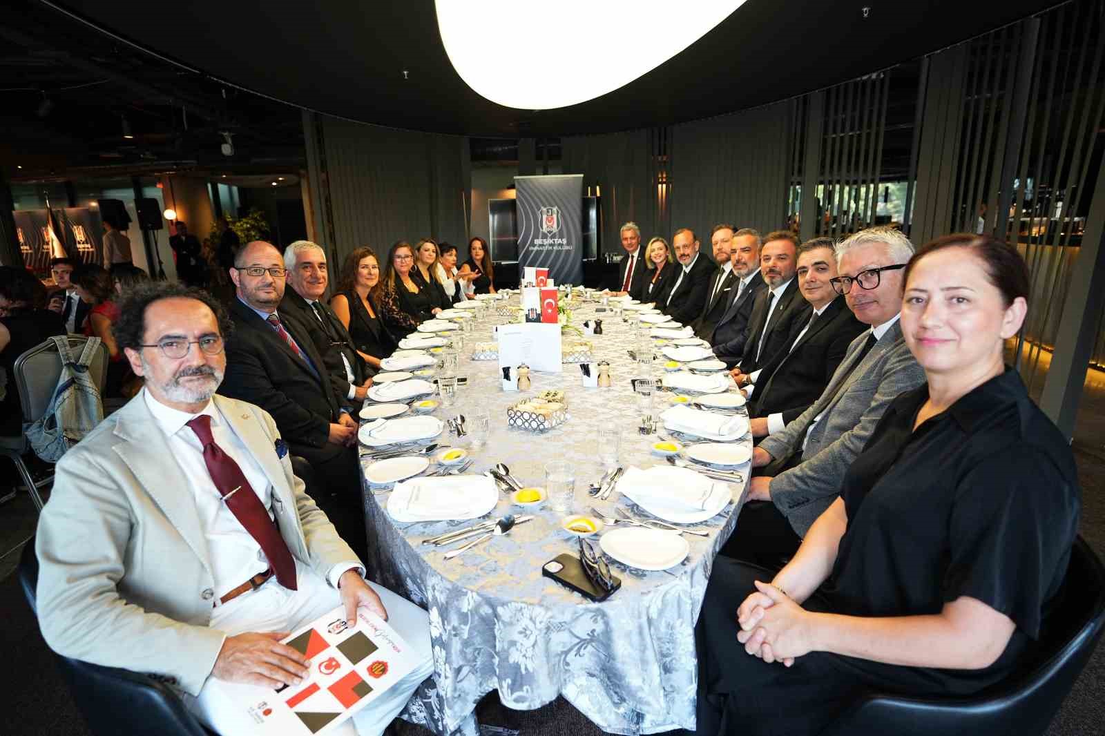 Beşiktaş Yönetim Kurulu Üyeleri, BJK-Kabataş Vakfı Okulları’nın öğretmenlerini Tüpraş Stadyumu’nda ağırladı
