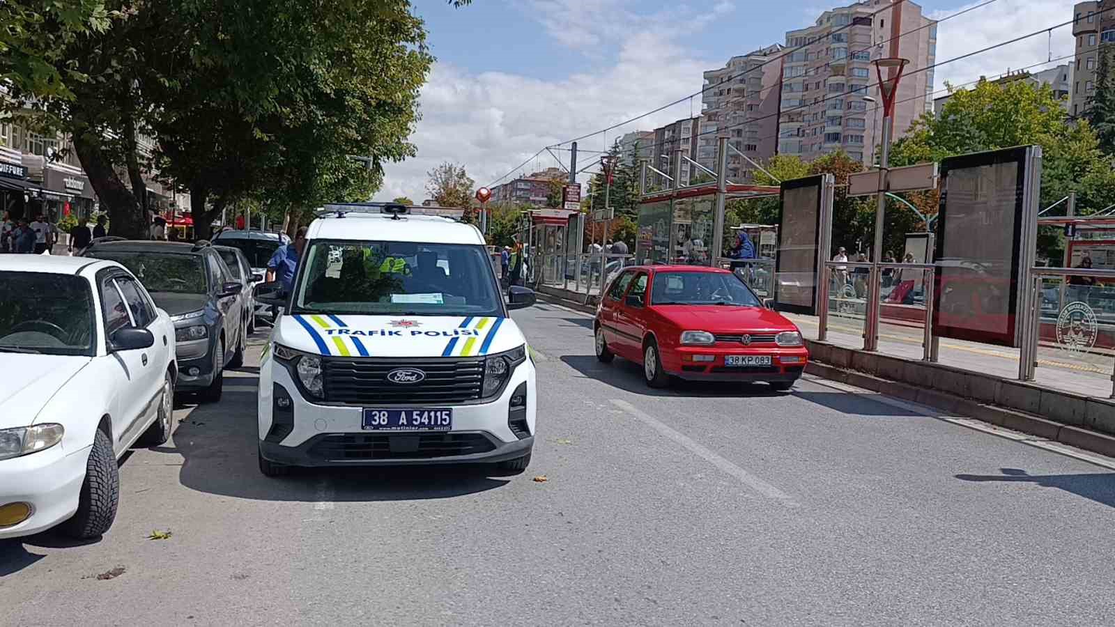 Otomobil tramvay durağına girdi, bekleyenler kıl payı kurtuldu