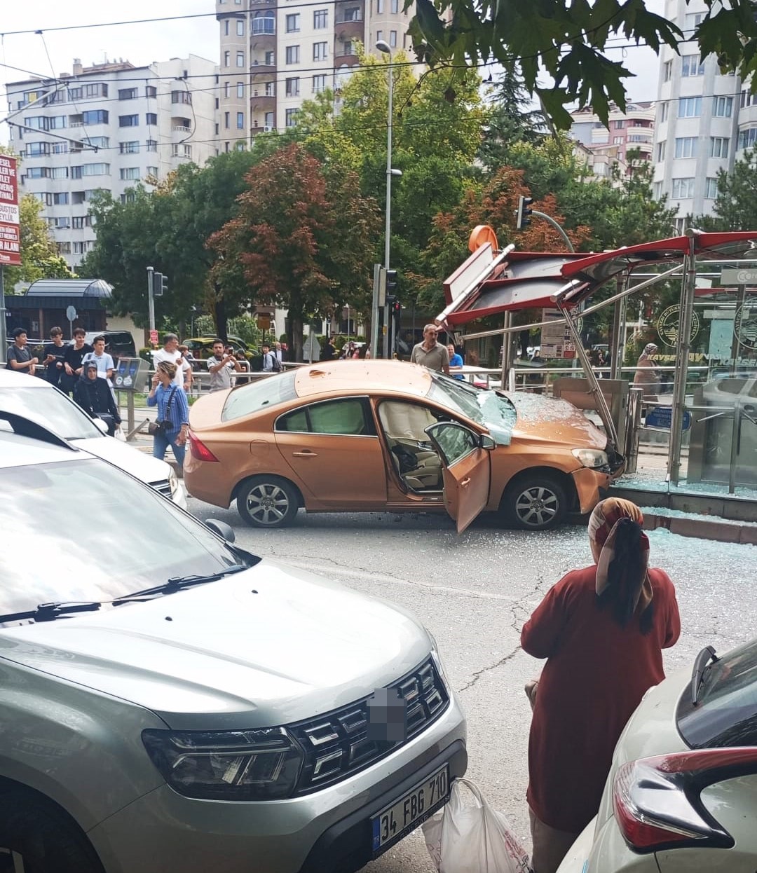 Otomobil tramvay durağına girdi, bekleyenler kıl payı kurtuldu