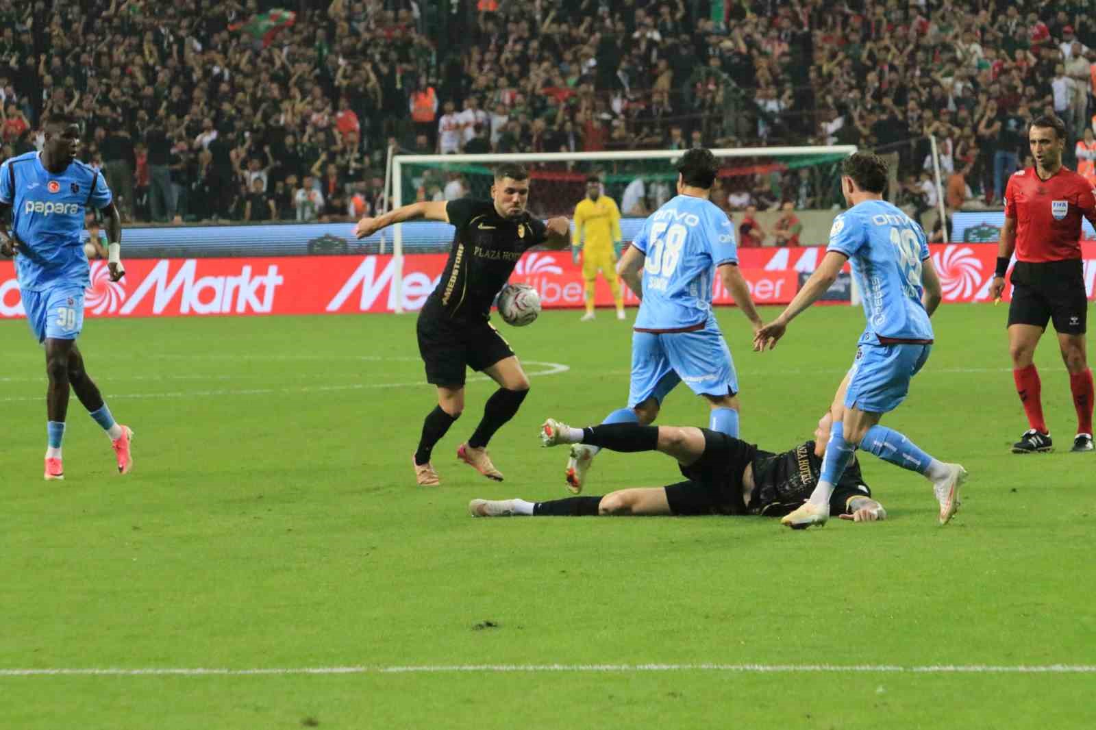 Tredyol Süper Lig: Amed Sportif Faaliyetler: 1 - Trabzonspor: 1 (İlk yarı)