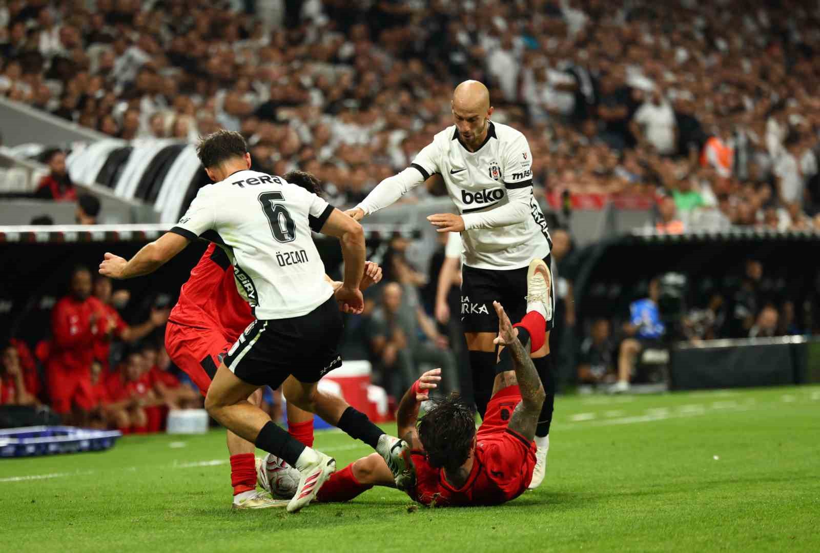 Trendyol Süper Lig: Beşiktaş: 2 - Çorum FK: 0 (İlk yarı)