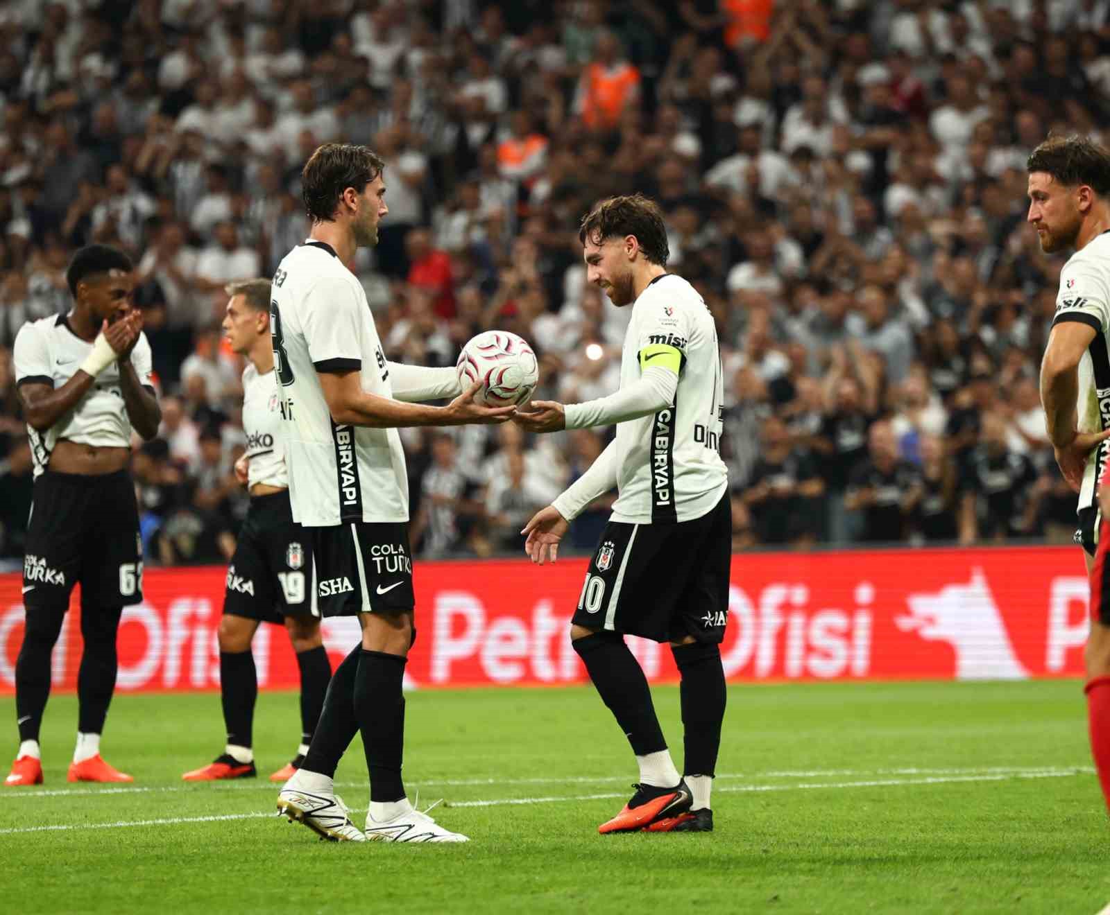 Trendyol Süper Lig: Beşiktaş: 2 - Çorum FK: 0 (İlk yarı)