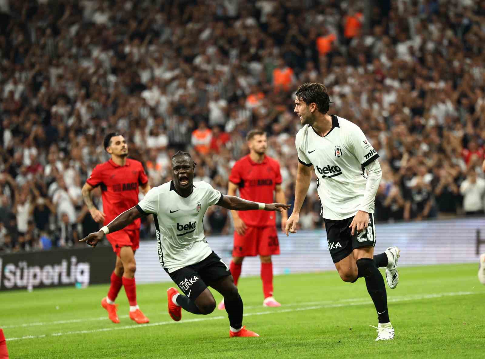Trendyol Süper Lig: Beşiktaş: 2 - Çorum FK: 0 (İlk yarı)