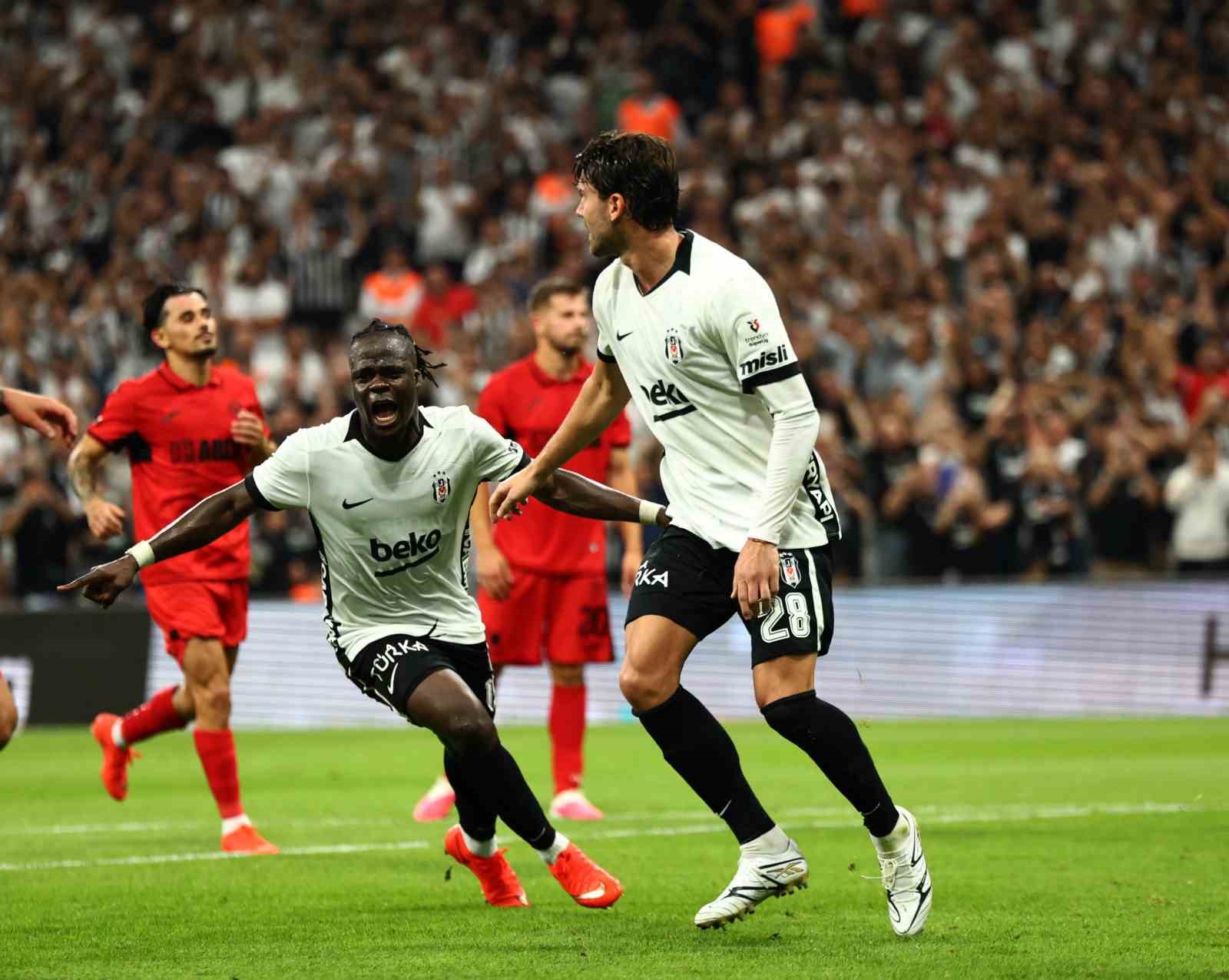 Trendyol Süper Lig: Beşiktaş: 2 - Çorum FK: 0 (İlk yarı)