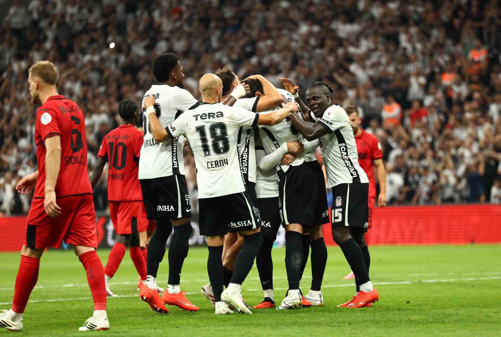 Trendyol Süper Lig: Beşiktaş: 2 - Çorum FK: 0 (İlk yarı)