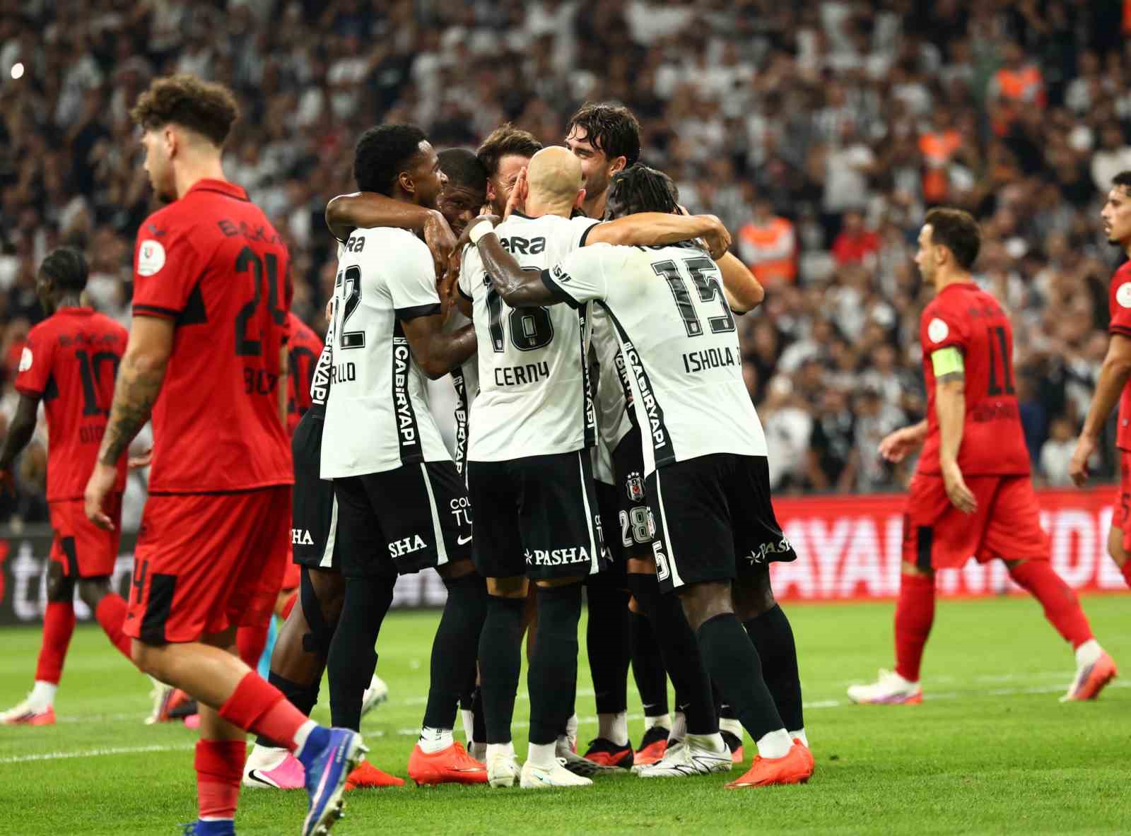 Trendyol Süper Lig: Beşiktaş: 2 - Çorum FK: 0 (İlk yarı)