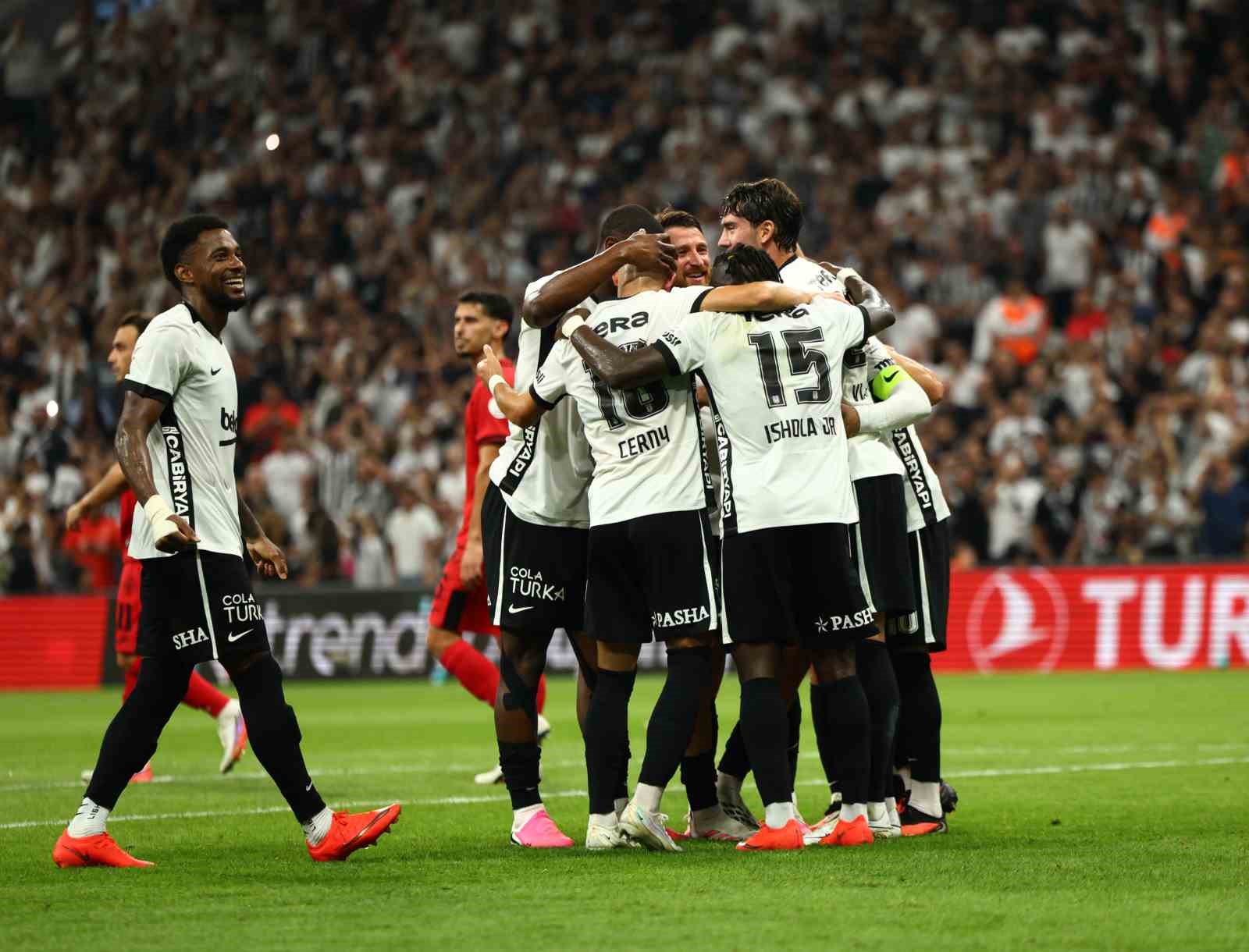 Trendyol Süper Lig: Beşiktaş: 2 - Çorum FK: 0 (İlk yarı)