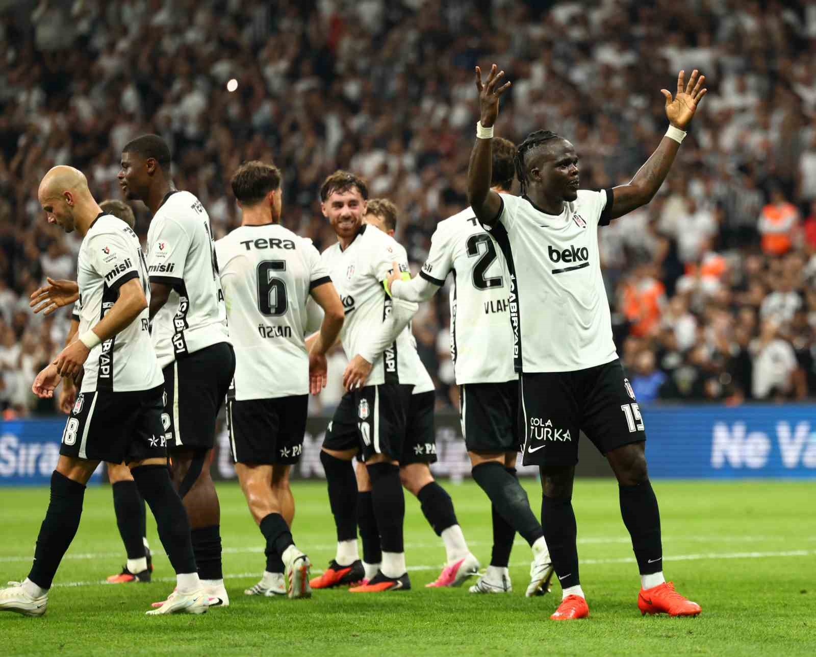 Trendyol Süper Lig: Beşiktaş: 2 - Çorum FK: 0 (İlk yarı)