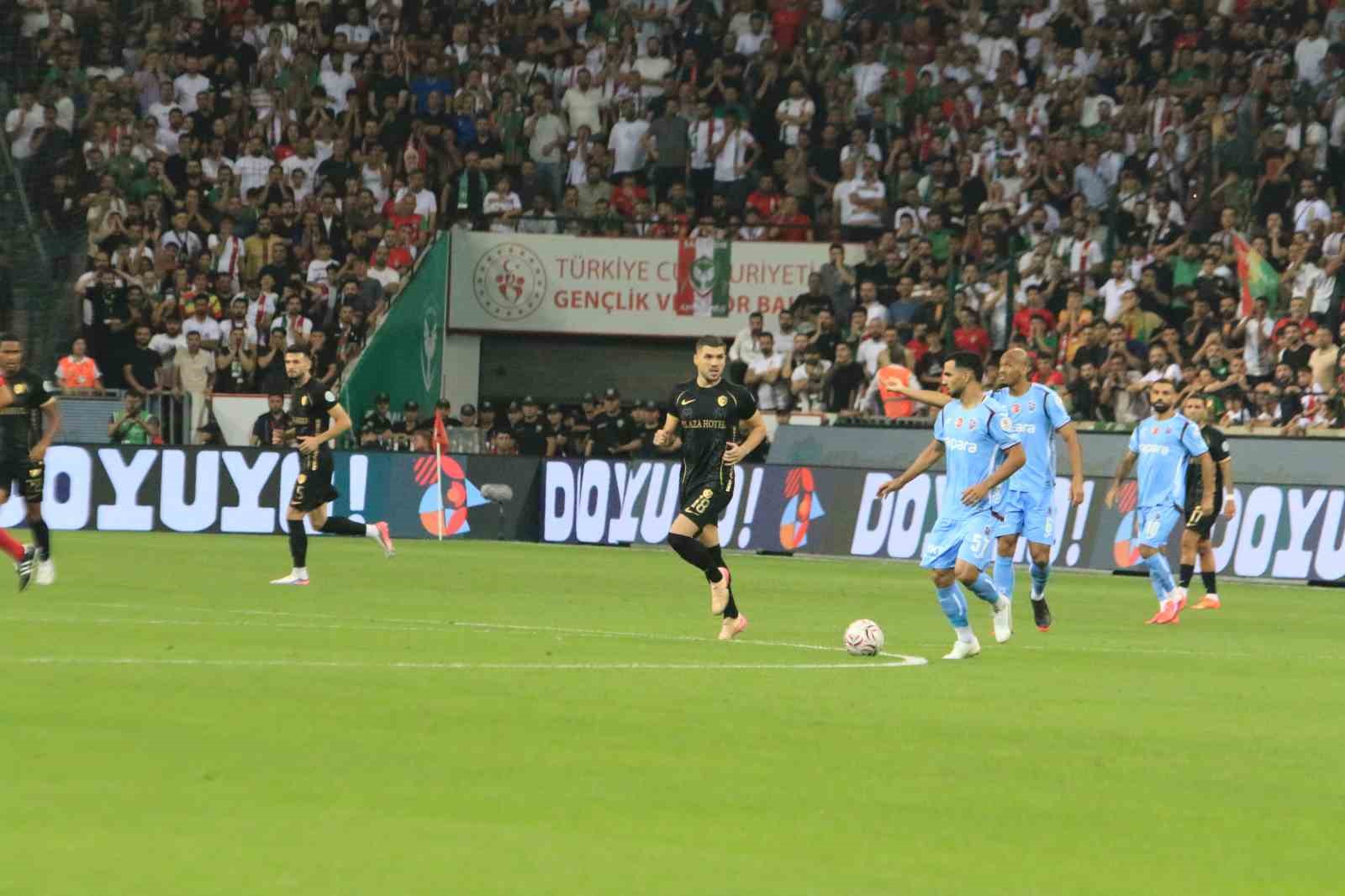 Trendyol Süper Lig: Amed SF: 0 - Trabzonspor: 1 (Maç devam ediyor)