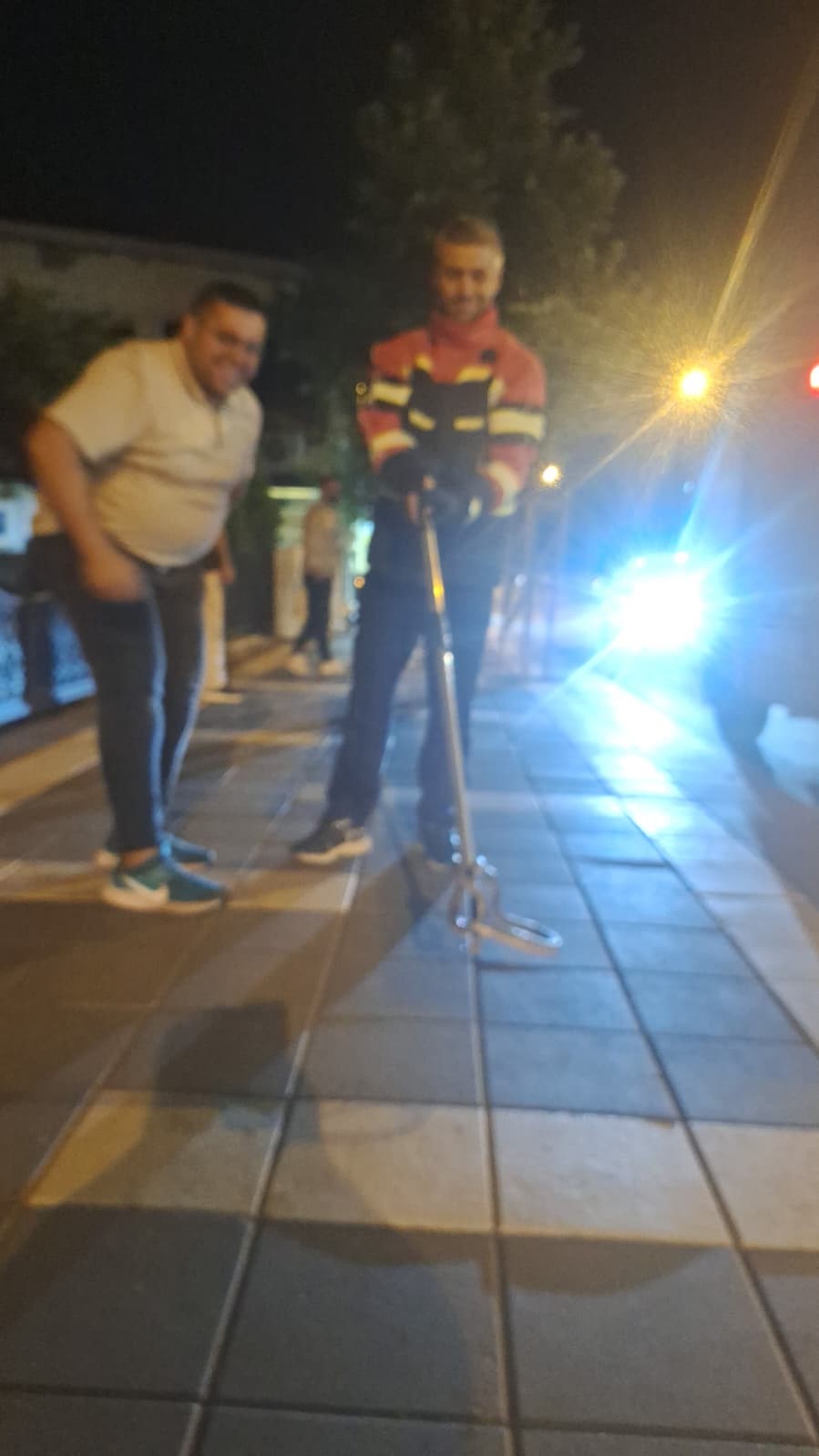 Cami bahçesine giren yılan itfaiye ekiplerince yakalandı