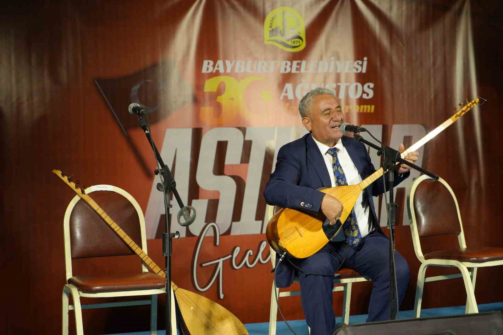 Bayburt’ta aşıklar ’Zafer Bayramı’ anısına türküler söyledi