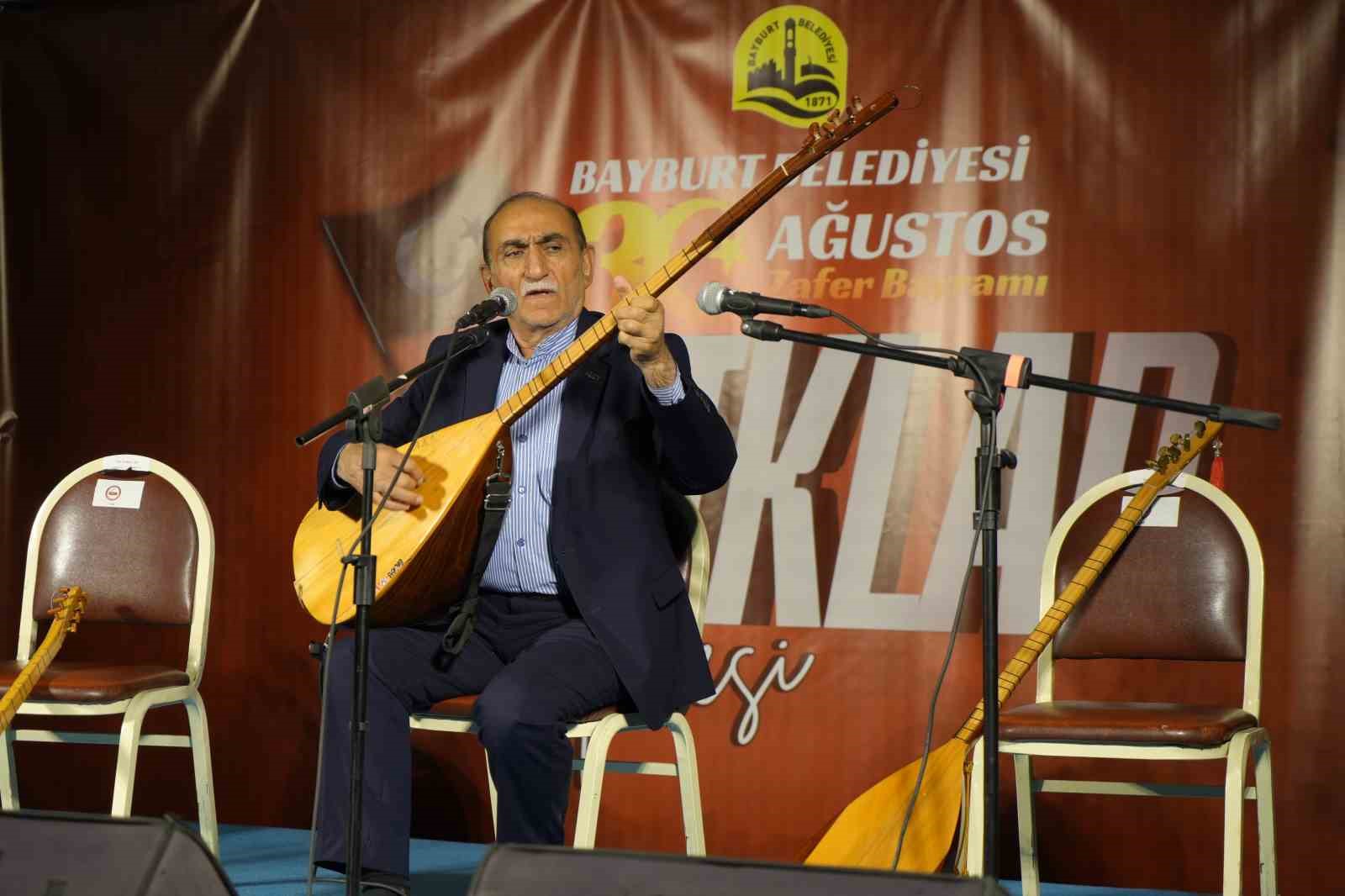 Bayburt’ta aşıklar ’Zafer Bayramı’ anısına türküler söyledi
