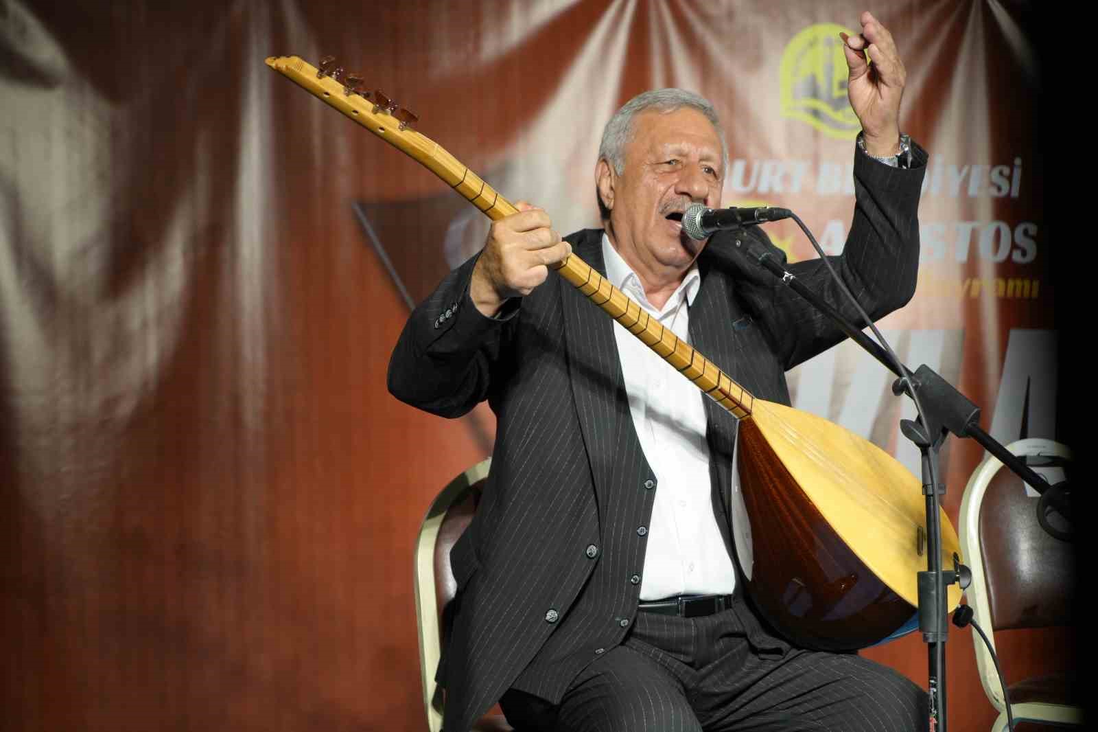 Bayburt’ta aşıklar ’Zafer Bayramı’ anısına türküler söyledi