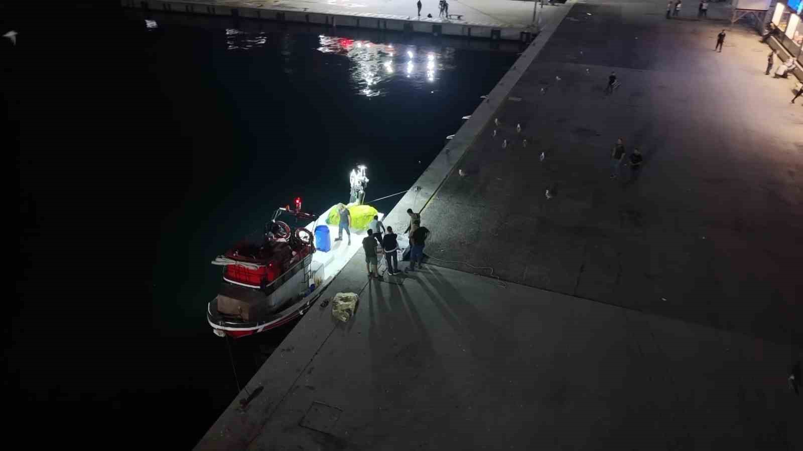 Av yasağının bitmesiyle İstanbul’da sezonun ilk balıkları bu gece avlandı