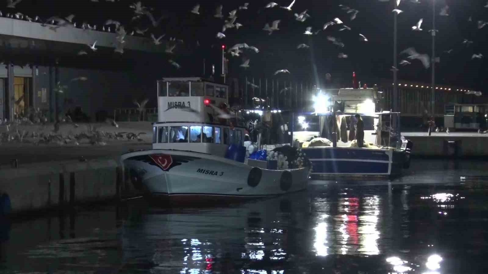 Av yasağının bitmesiyle İstanbul’da sezonun ilk balıkları bu gece avlandı