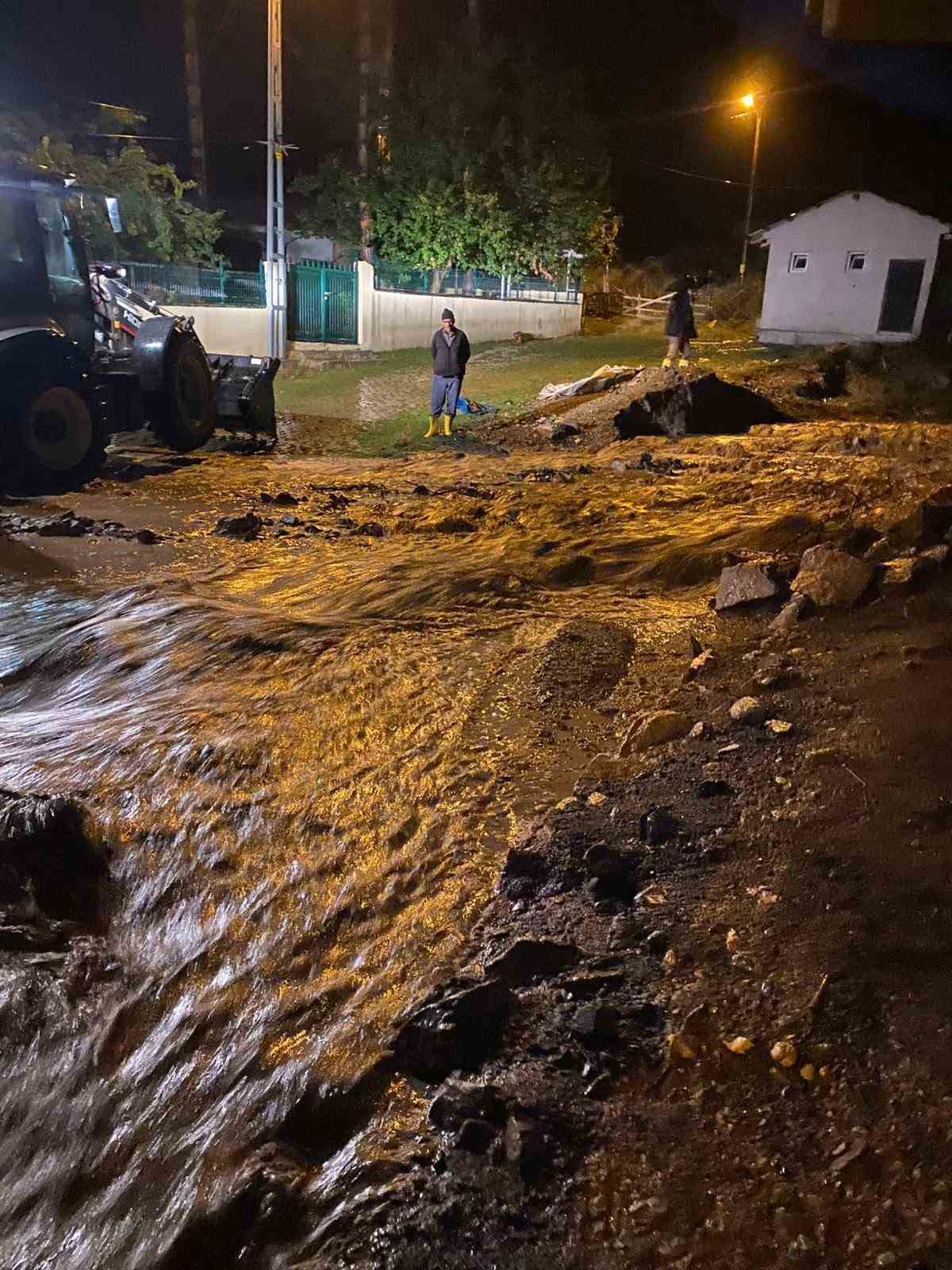 Erzincan’da sağanak yağış Saraycık köyünde taşkına neden oldu