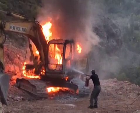 İş makinesi alev topuna döndü