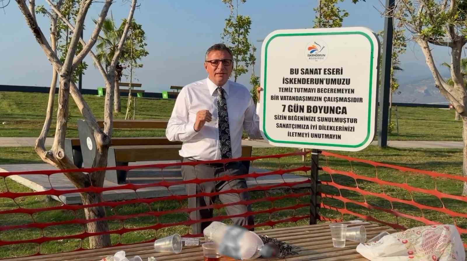 Çevre kirliliğine dikkat çekmek için vatandaşın bıraktığı pislik ‘sanat eseri’ olarak sergilenmeye başladı