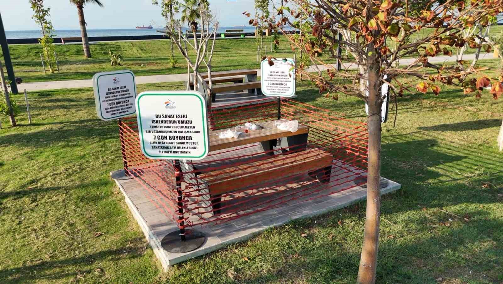 Çevre kirliliğine dikkat çekmek için vatandaşın bıraktığı pislik ‘sanat eseri’ olarak sergilenmeye başladı