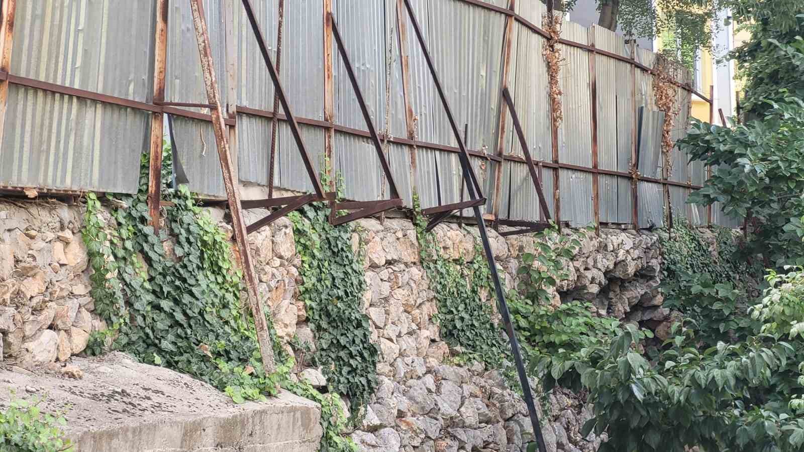 Kemaliye’de onarılmayan okul istinat duvarı tehlike oluşturuyor