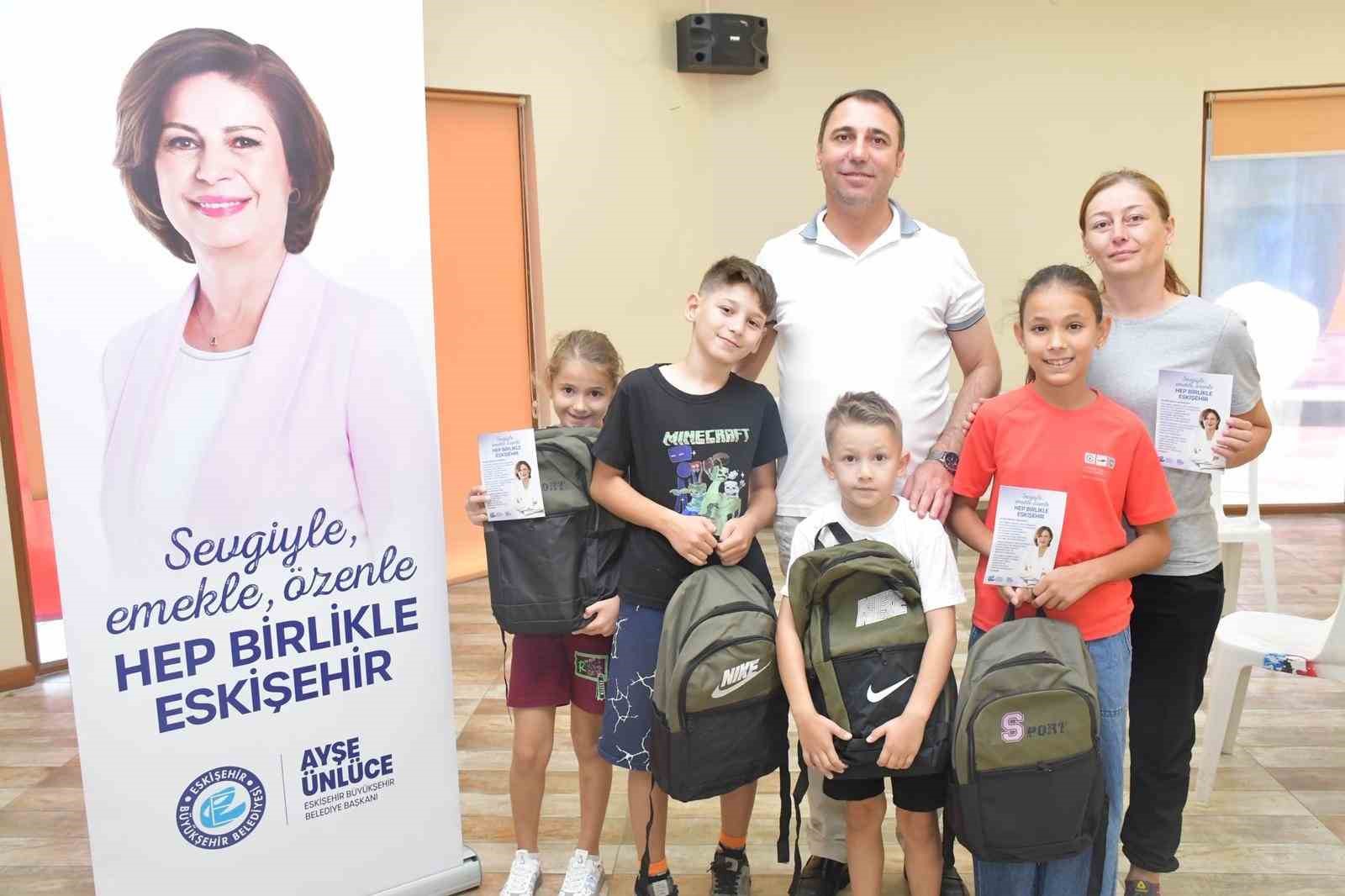 Büyükşehir Belediyesi’nden Beylikova’daki ilköğretim öğrencilerine çanta ve kırtasiye desteği