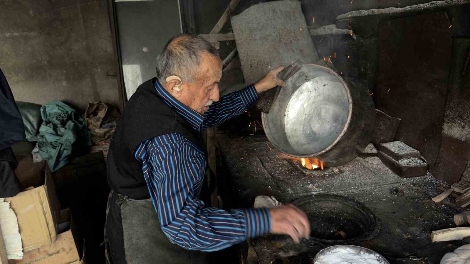 70 yıldır aynı ocağın başında kalay yaparak mesleği yaşatmaya çalışıyor