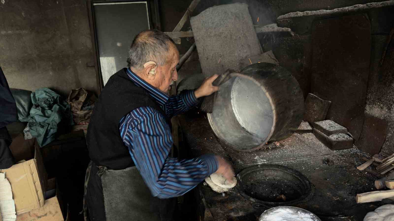 70 yıldır aynı ocağın başında kalay yaparak mesleği yaşatmaya çalışıyor