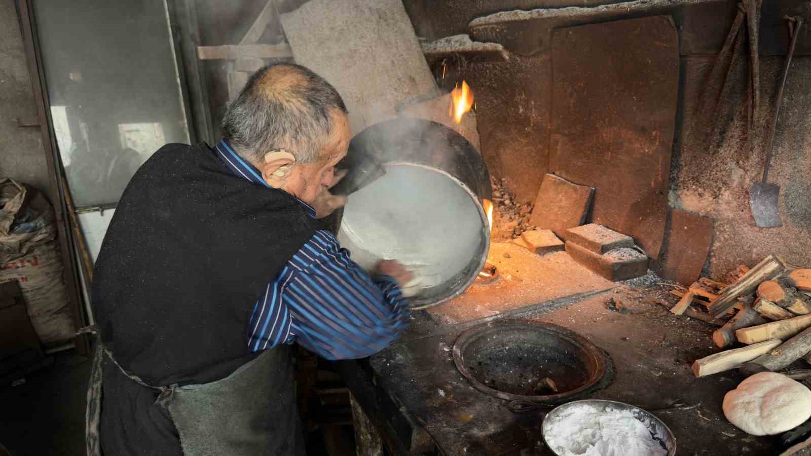 70 yıldır aynı ocağın başında kalay yaparak mesleği yaşatmaya çalışıyor