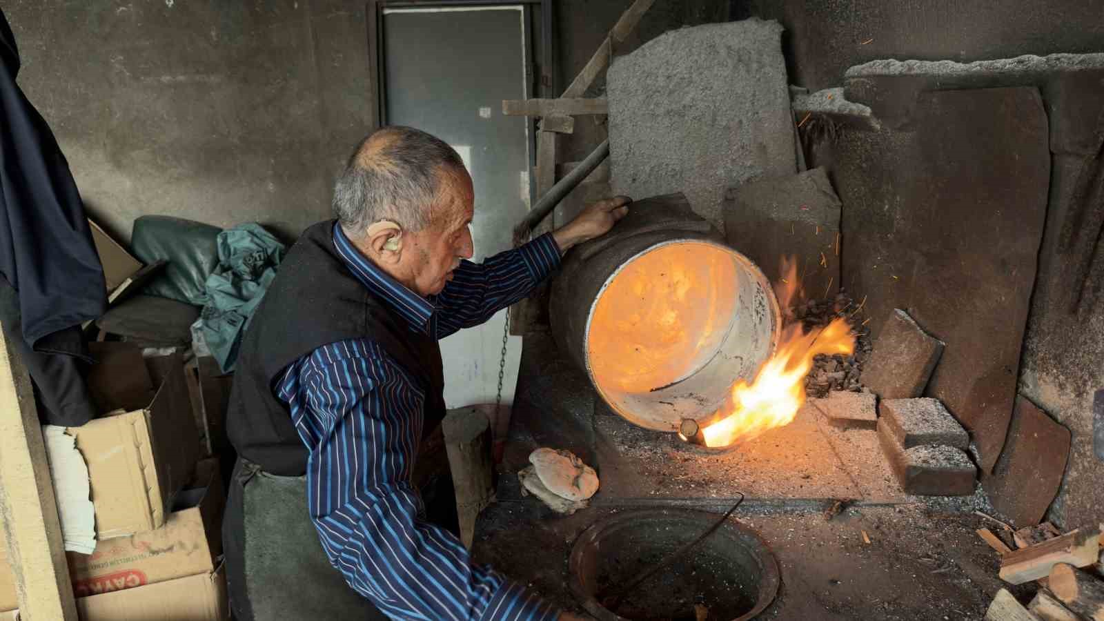 70 yıldır aynı ocağın başında kalay yaparak mesleği yaşatmaya çalışıyor