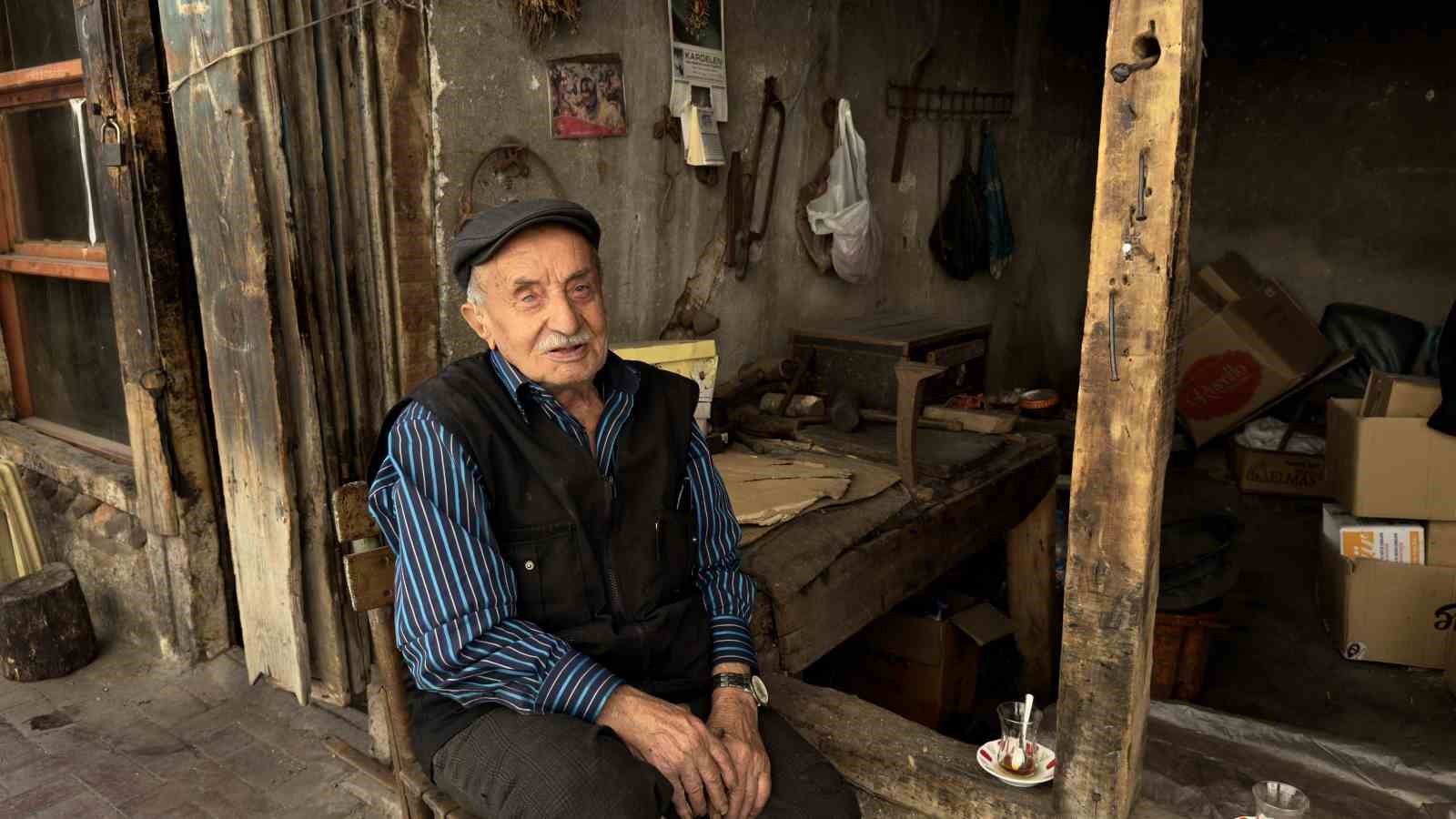 70 yıldır aynı ocağın başında kalay yaparak mesleği yaşatmaya çalışıyor