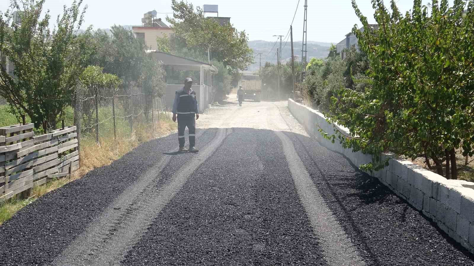 Adım attıkları yerden alev çıkan asfalt işçileri zorlu mesaiyi kavurucu sıcakta sürdürüyor