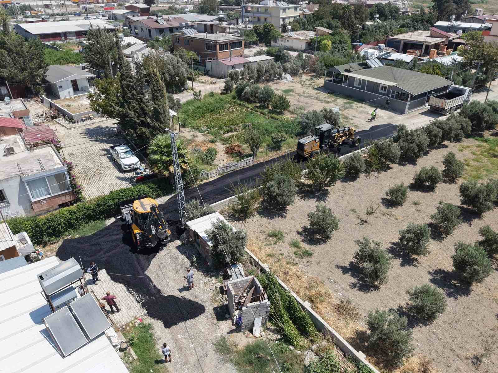 Adım attıkları yerden alev çıkan asfalt işçileri zorlu mesaiyi kavurucu sıcakta sürdürüyor