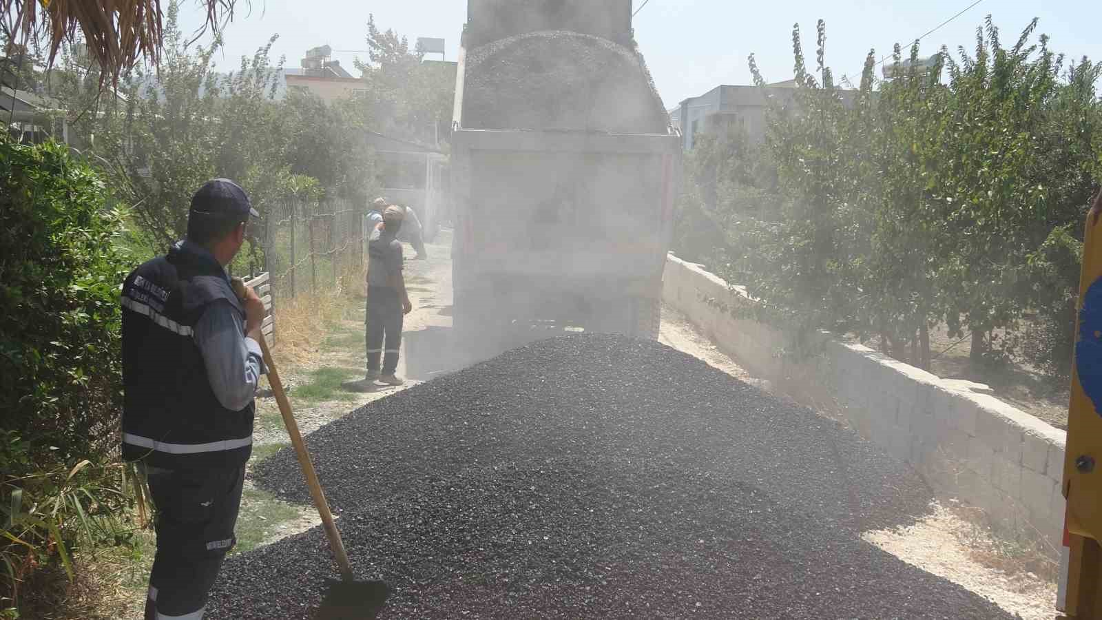 Adım attıkları yerden alev çıkan asfalt işçileri zorlu mesaiyi kavurucu sıcakta sürdürüyor