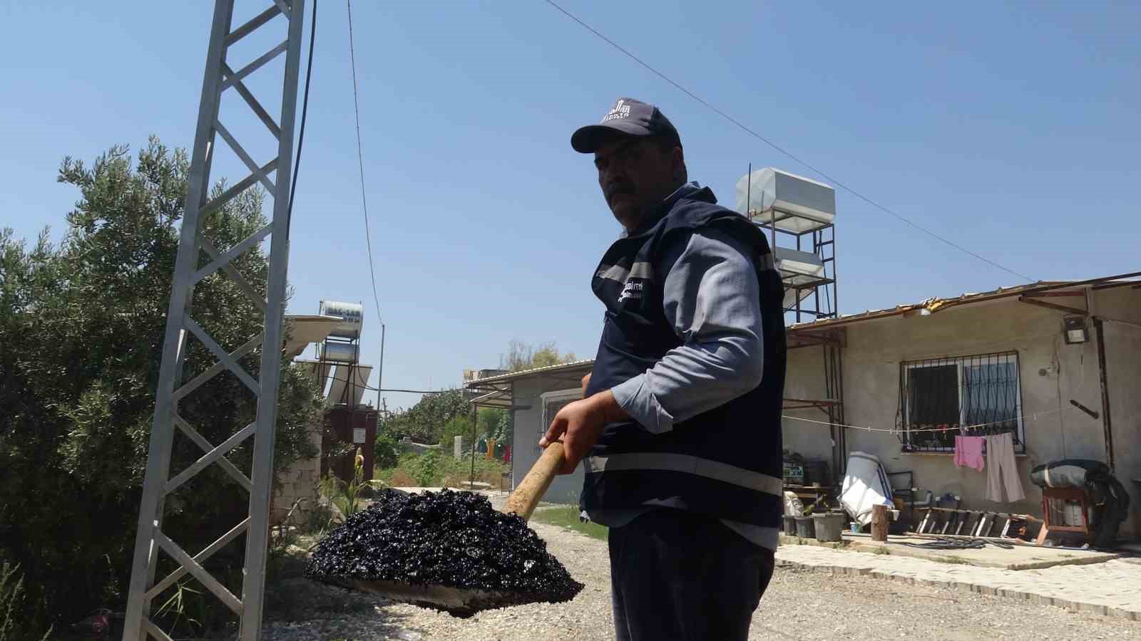 Adım attıkları yerden alev çıkan asfalt işçileri zorlu mesaiyi kavurucu sıcakta sürdürüyor